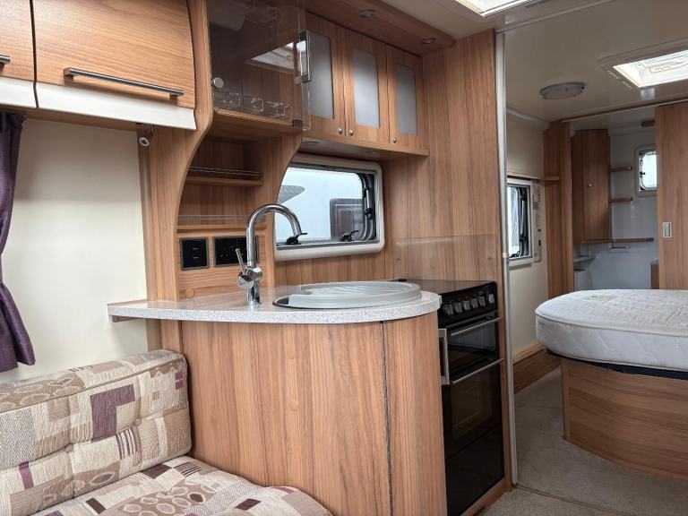  BAILEY UNICORN VIGO - FIXED TRANSVERSE ISLAND BED CARAVAN + MOTORMOVER 