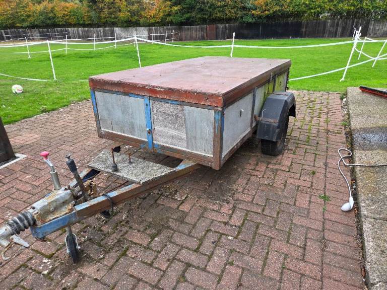 Wooden trailer with lid