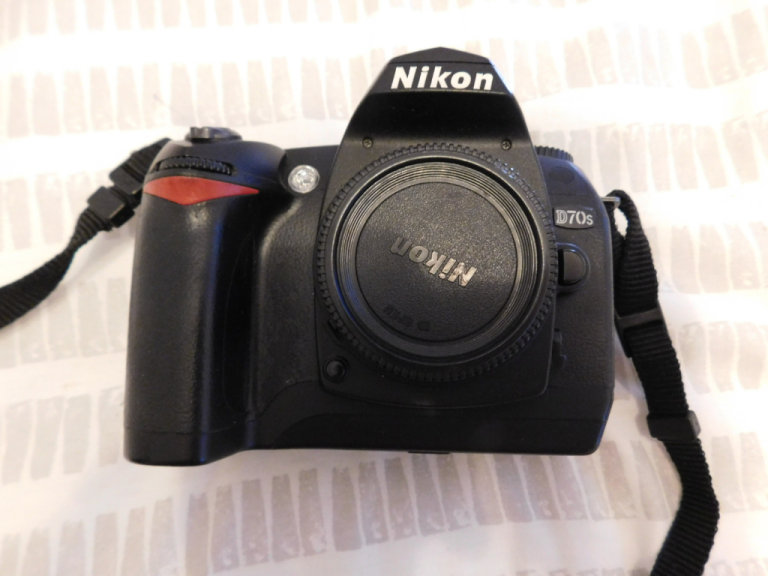 NIKON D70S DIGITAL CAMERA BODY - THAILAND - CIRCA -2005