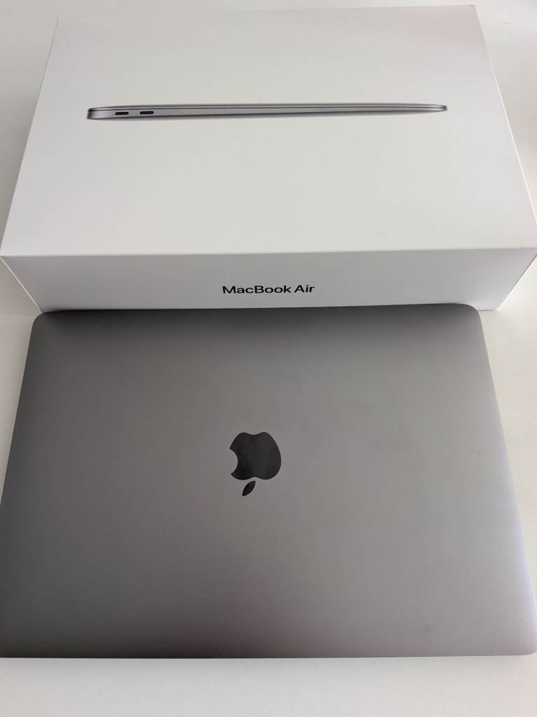 Macbook Air 13 inch M1 256 gb SSD 8gb memory