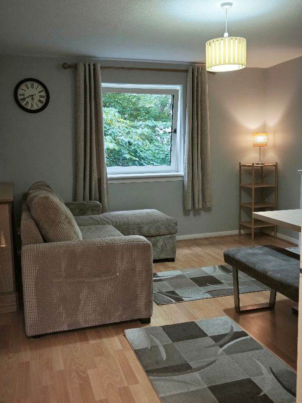 Spacious 2-Bedroom Flat in Abbeyhill – EH8 8HQ