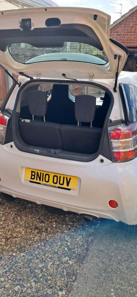 Toyota, IQ, Hatchback, 2010, Manual, cat n fixed 998 (cc), 3 doors