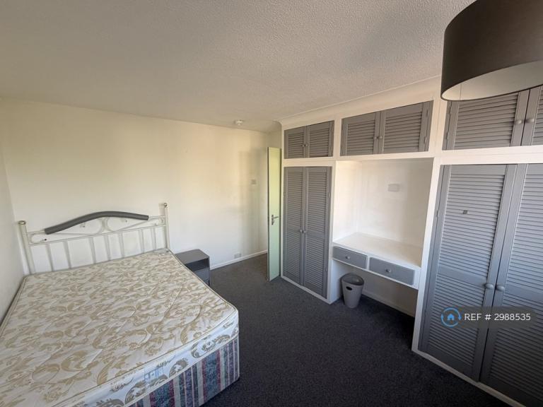 1 bedroom in Ensbury Avenue, Bournemouth, BH10 (#2988535)