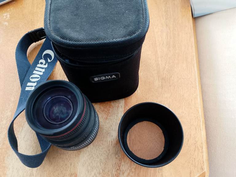 Sigma 70-300 F4.5 Canon EF/EFS Apo DG Macro Zoom with Hood