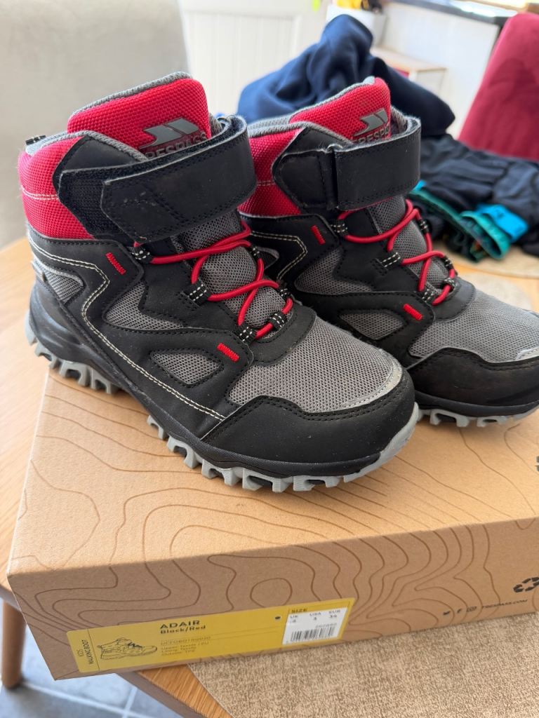 Trespass kids walking hiking boots size 2