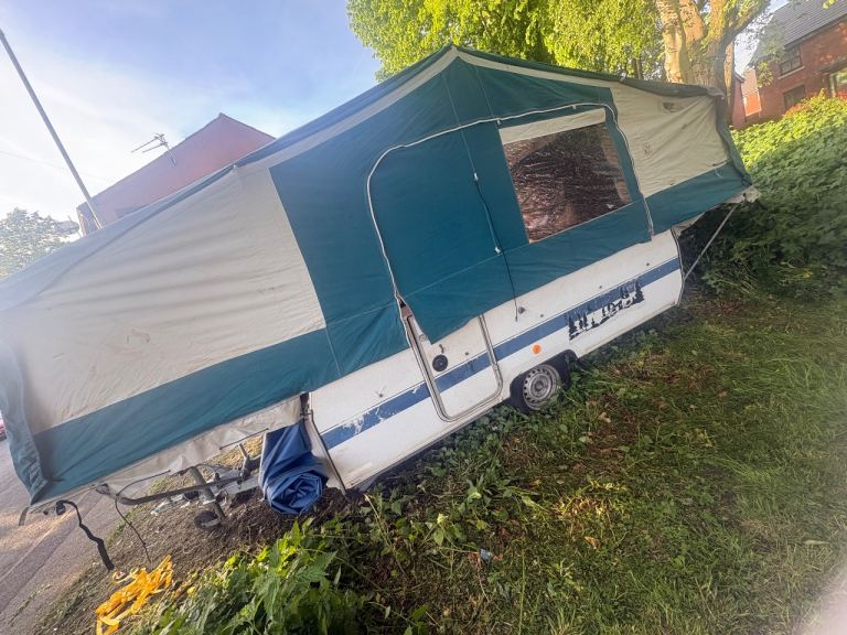 Folding caravan/trailer tent 