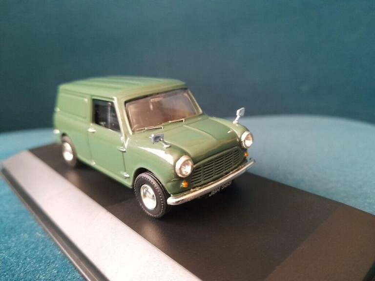 Corgi Mini Van VA01418 Corgi Vanguards 
