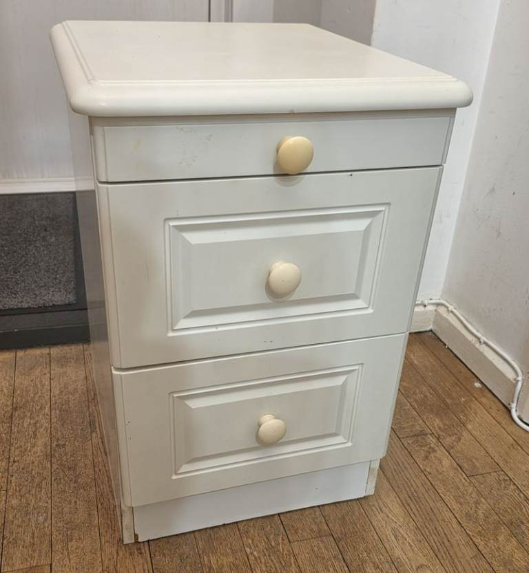 FREE chest of drawers.