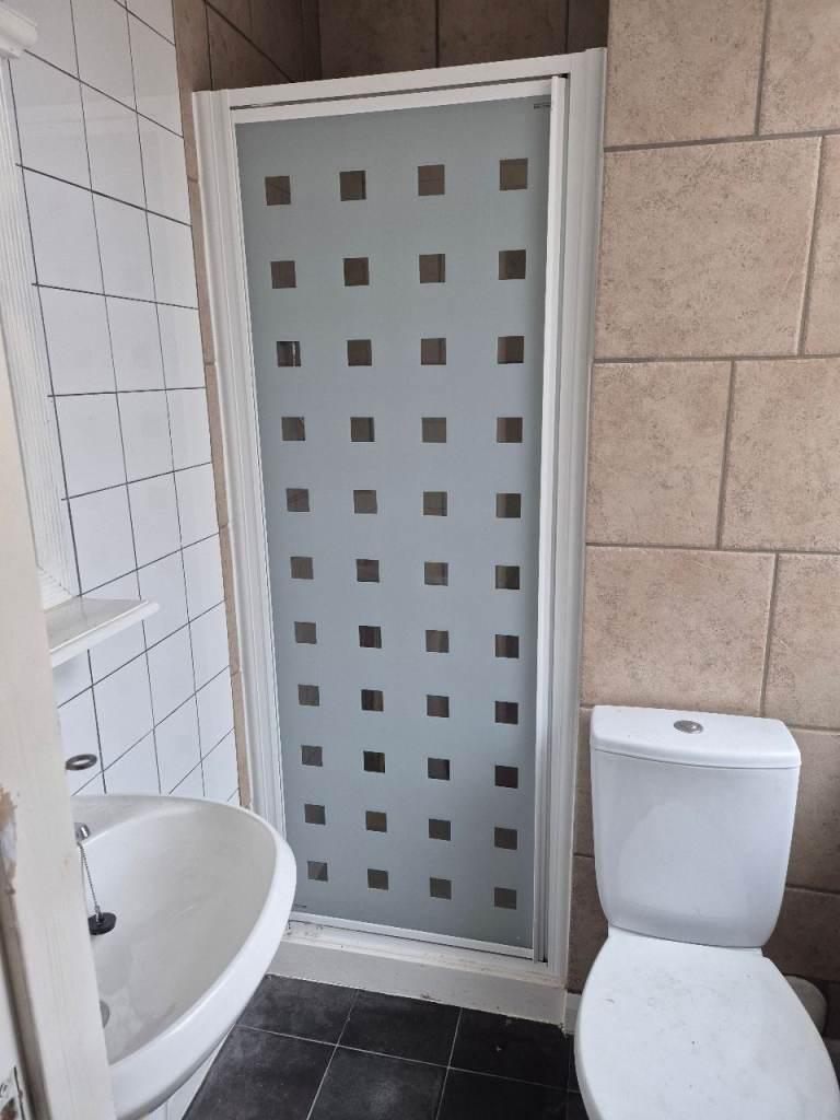 LARGE ROOM TO RENT - ENSUITE - ALL BILLS INCLUDED - NO DEPOSIT