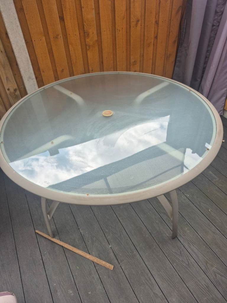 Garden Patio Round Glass Table – Good Condition