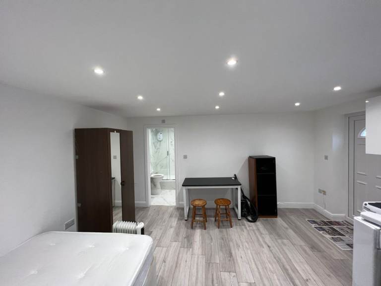 Studio - Ensuite Double room with Shower in semidetached house private entry and exit 