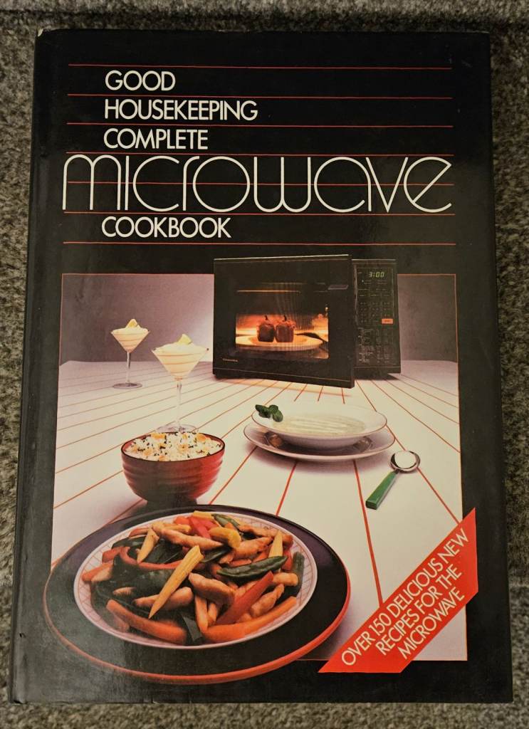 Good Housekeeping Complete 'Microwave' Cookbook.   Hardback book with loose cover.