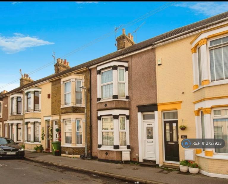 2 bedroom flat in Invicta Road, Sheerness, ME12 (2 bed) (#2727923)