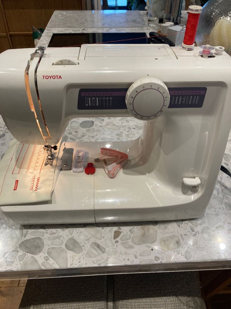 Toyota Sewing Machine see pics for lots of different stitches and the button hole foot zipper foot -