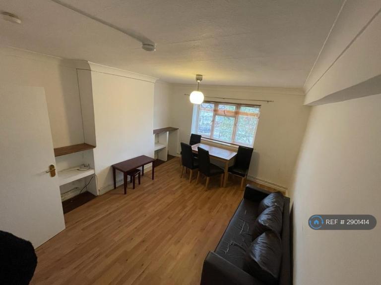 2 bedroom flat in Charlton Court, London, E6 (2 bed) (#2901414)