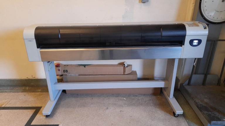 Large format printer xerox 7142, W 69 (175 cm), D 26 (66 cm), H 38.5 (97 cm).