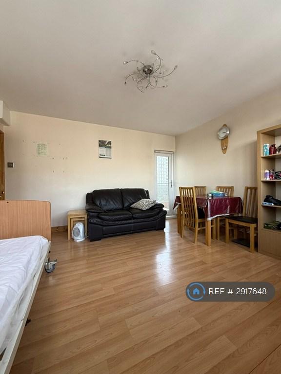 2 bedroom flat in Watling Gardens, London, NW2 (2 bed) (#2917648)