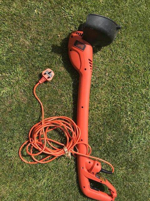 Black and Decker - Electric grass strimmer - working
