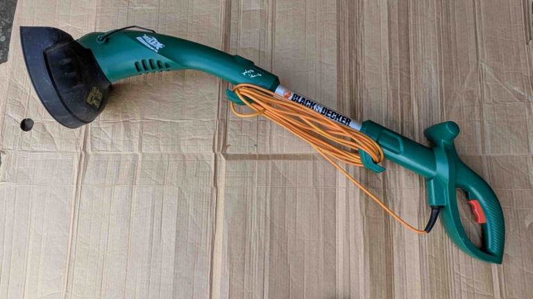 Black & Decker GL315 corded grass strimmer