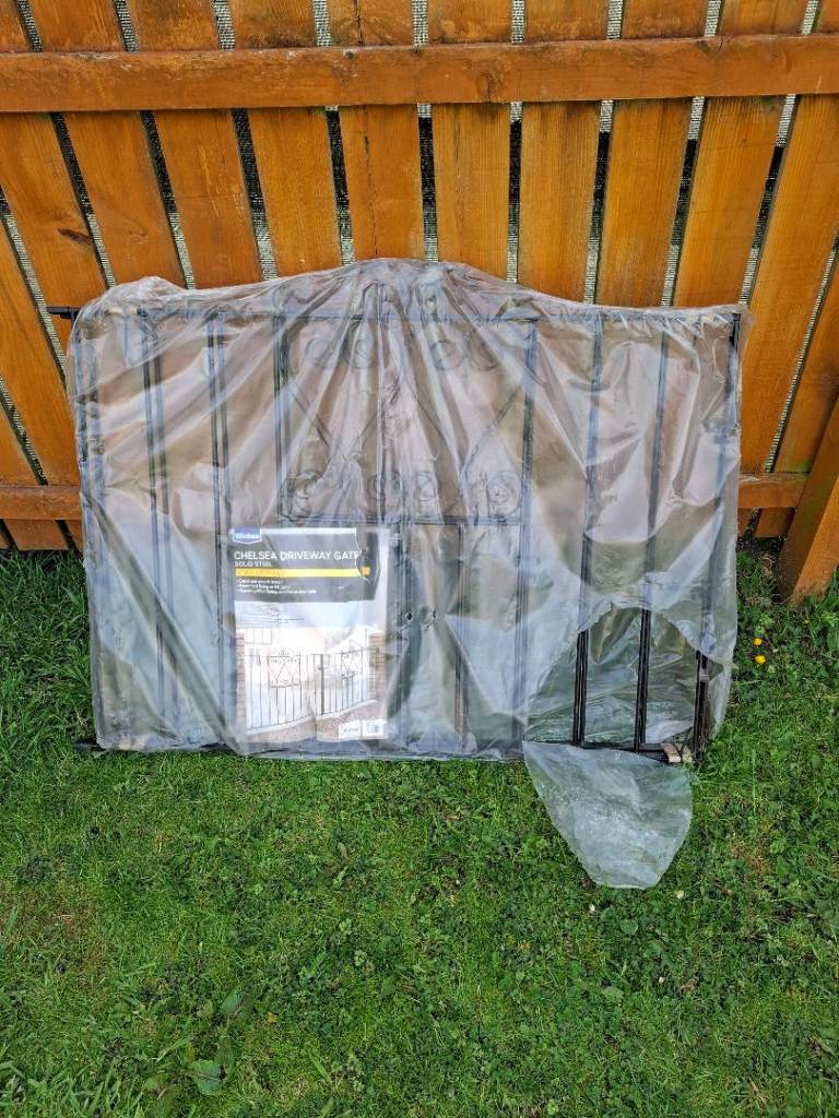 Driveway gates hinges missing