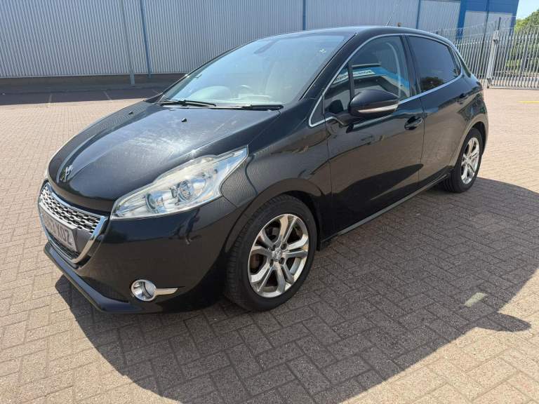 2013 peugeot 208 1.4 hdi diesel , 5 doors   Only £20 year road tax   Mot October 2026 