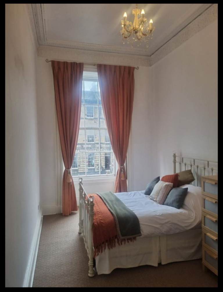 Lovely Room in Flatshare with 2 female students