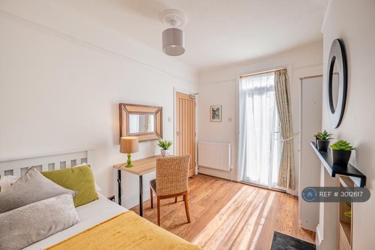 1 bedroom in Eastbourne Road, Trowbridge, BA14 (#3012617)