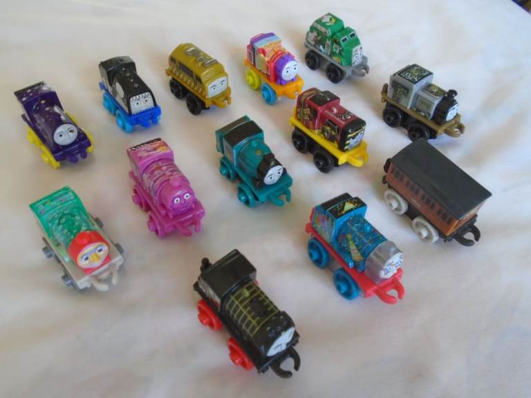 Child mini Minis Thomas the Tank Engine action figure trains x 13 