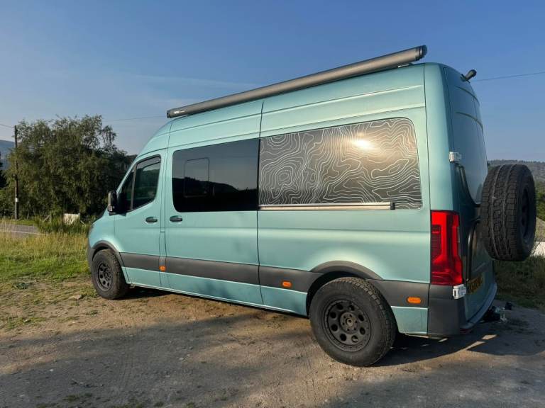 MWB Mercedes-Sprinter off- grid campervan/Bikes