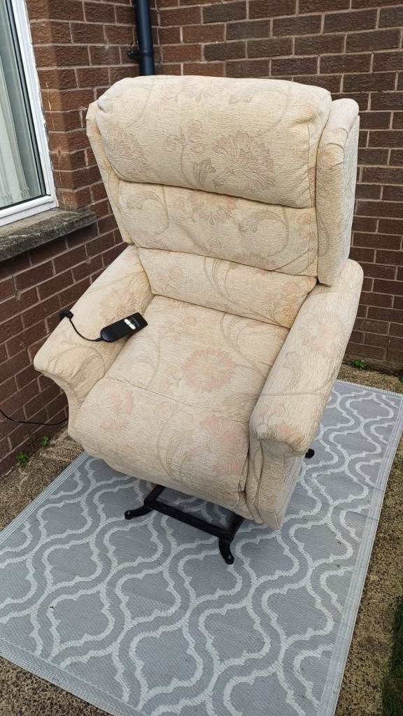 Cream Recliner Armchair with Electric Lift Function – Good Condition