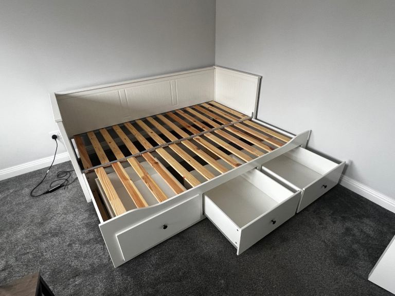 Day bed with memory foam mattress 