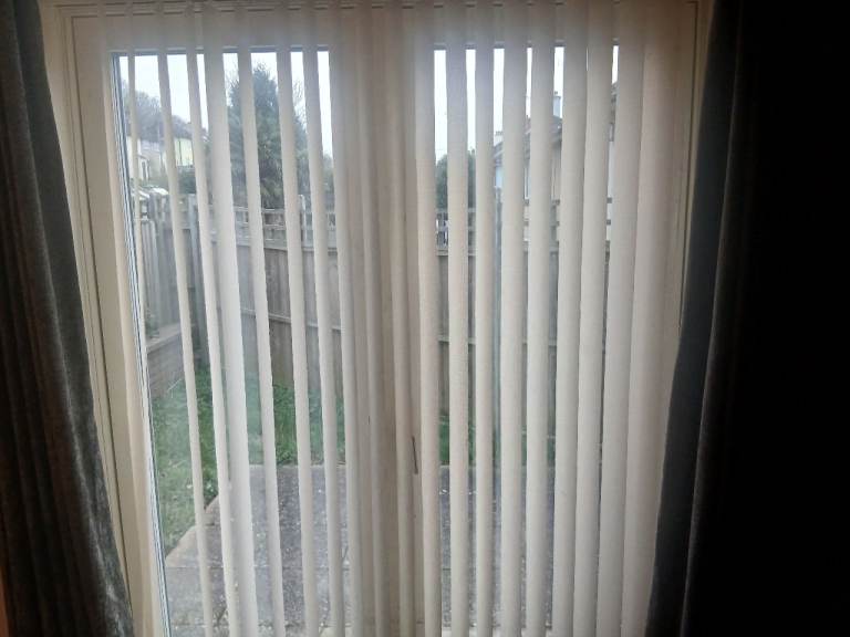 Vertical sliding blinds
