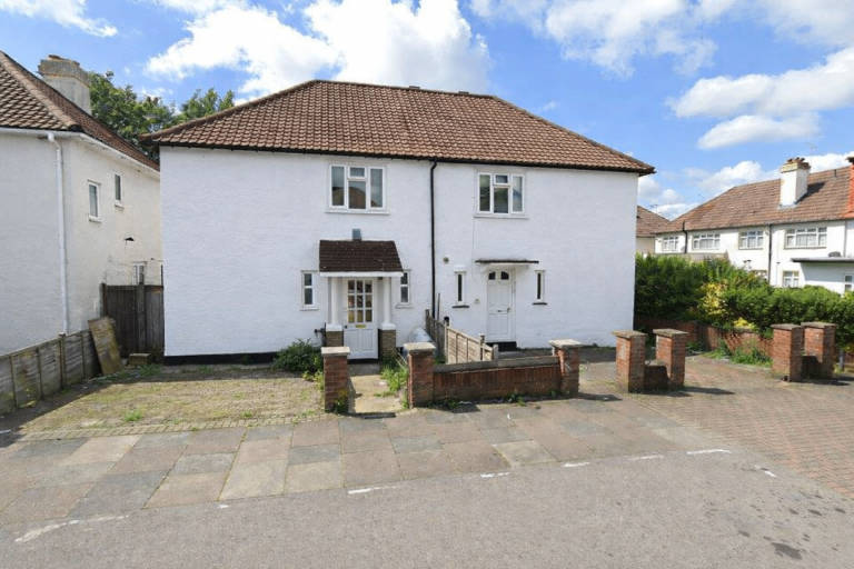 Flat 5, 95 Conduit Way, London, 	NW10 0SG - Available Now!