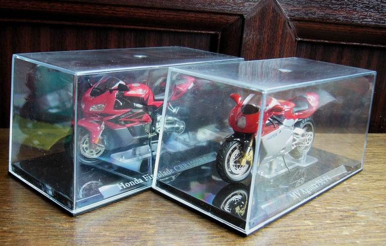 Honda Fireblade CBR1000 RR & MV Agusta 750 F4 1999 1/24 Scale motorcycle Models by Atlas Editions