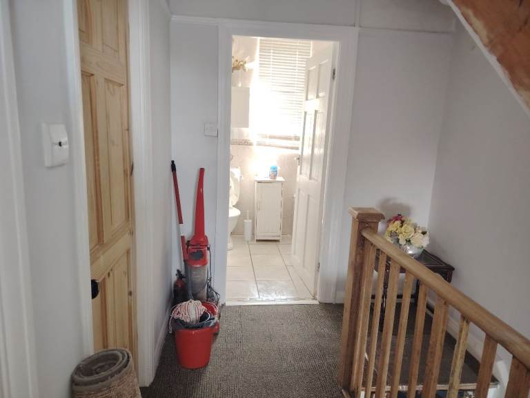 Double bedroom available for a short stay SW16  Streatham Vale 