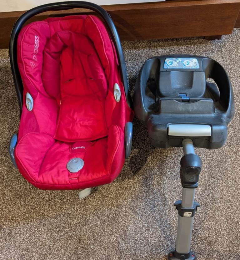 Maxi-Cosi CabrioFix Car Seat + ISOFIX Base + Extra Covers & Footmuff