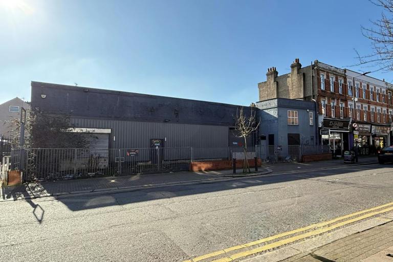 Car Showroom / Tyre Shop / Builders’ Merchants space 