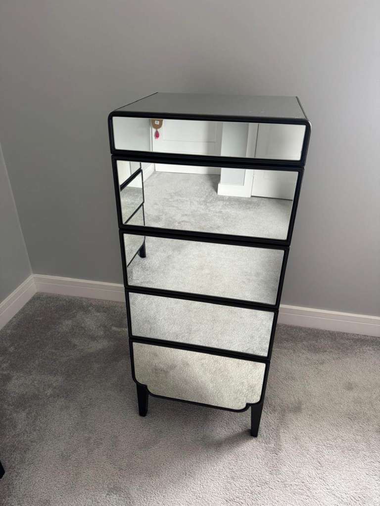 Mirrored Tallboy Drawers – Modern, Stylish & Space‑Enhancing