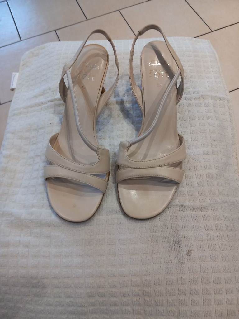 Ladies Leather Clarks sandals size 5.5 as new