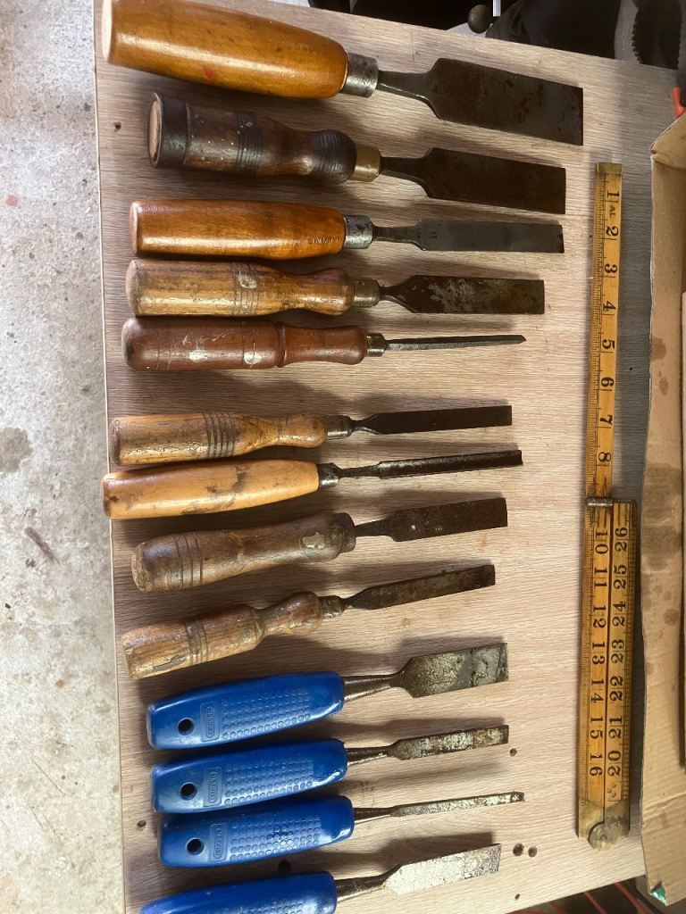 Mixed Set of Wood Chisels – Various Sizes, Good Condition