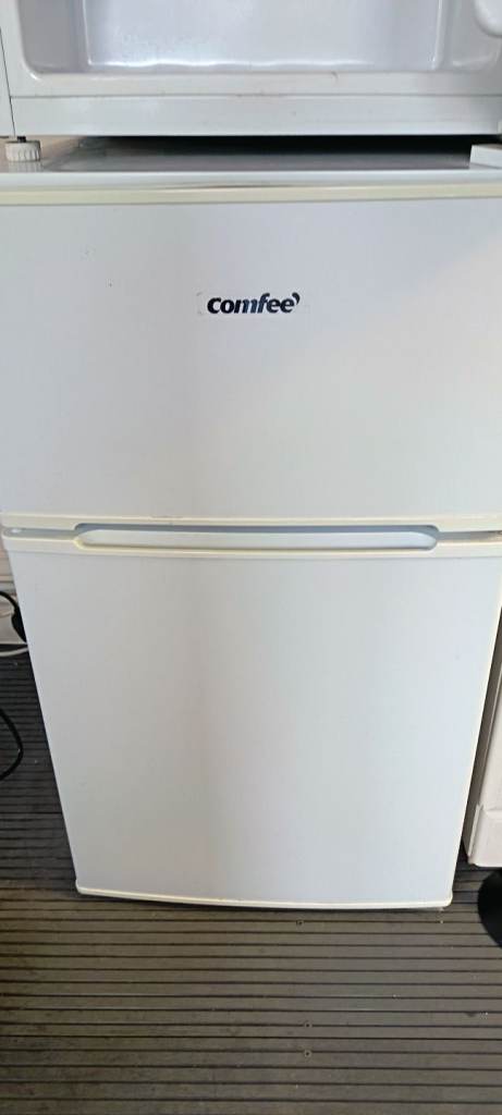 FRIDGE FREEZER UNDER THE COUNTER