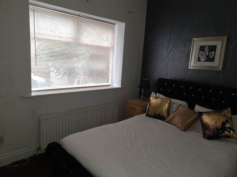  6 rooms available to rent, for professionals  £125 per person per week
