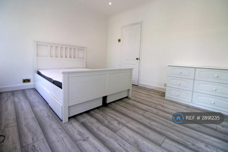 3 bedroom house in Macdonald Road, London, E17 (3 bed) (#2891235)