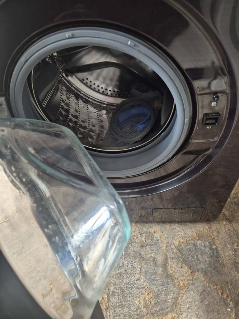 Samsung Black Washing Machine - Brand New Condition