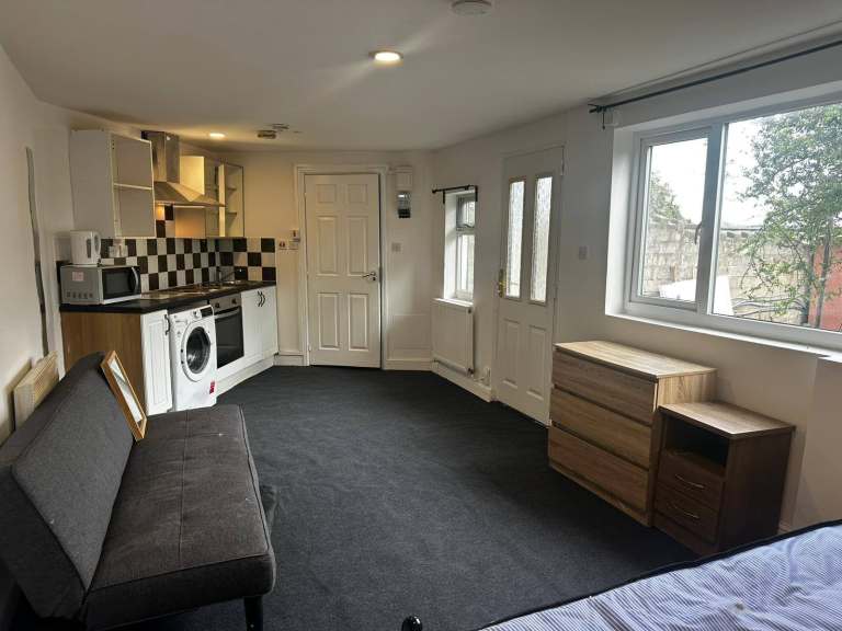 Self-Contained Studio Bungalow £230 per Week (B71 2QF)