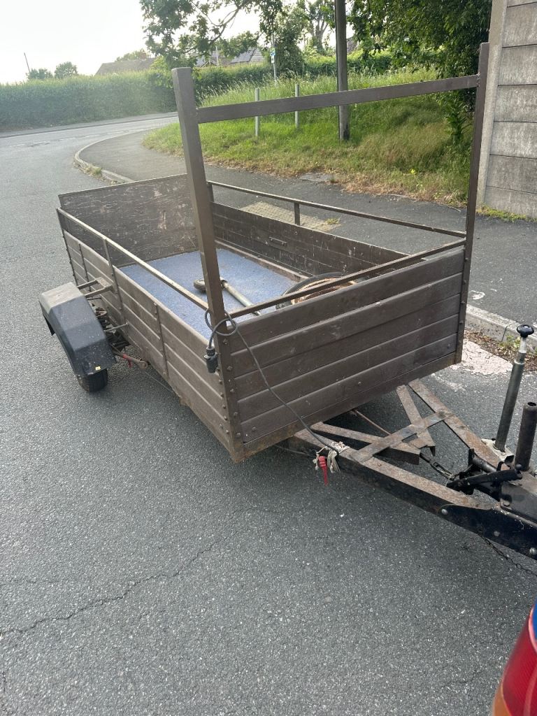 9x4 trailer 12ft with tow hitch very good condition no problems has breaks and suspension thanks 