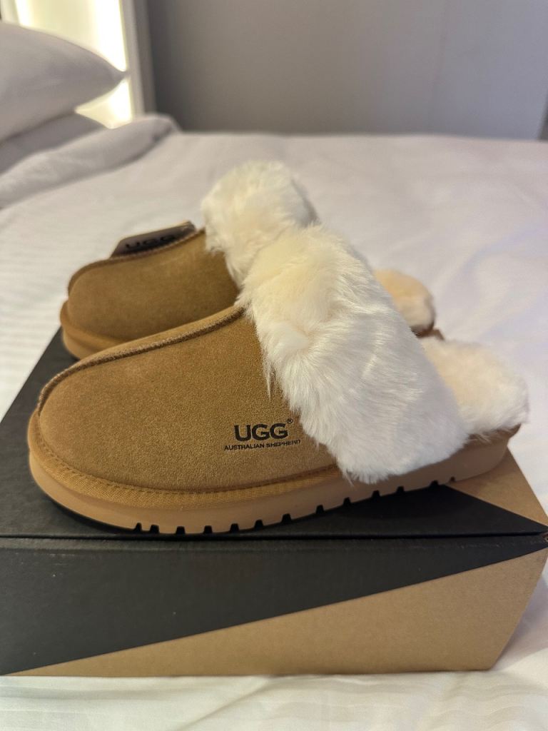 UGG Australian Shepherd slippers - size 6 