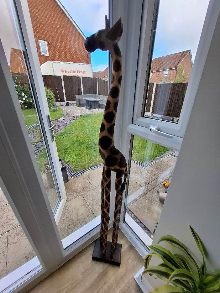 Large Wooden Giraffe Statue – Good Condition