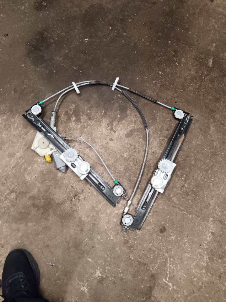 Mini R50 Passenger side N/S, window mechanism and motor, good working condition 