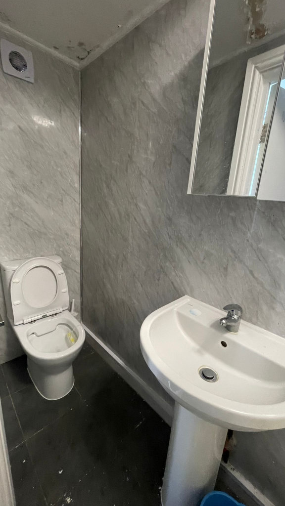 Immaculate condition 5 Bedrooms spacious *HMO* licence property in Chigwell -- Company Let Allowed